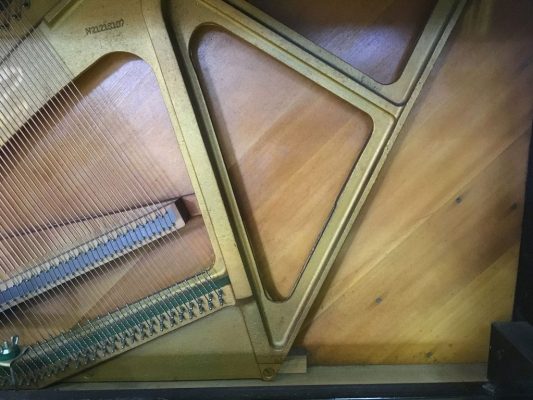 Harpa de um piano U1 usado (1980 aprox.)