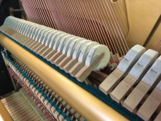 Martelos de um piano usado