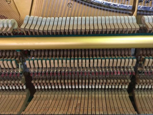 Mecânica de um piano U1 usado (1980 aprox.)