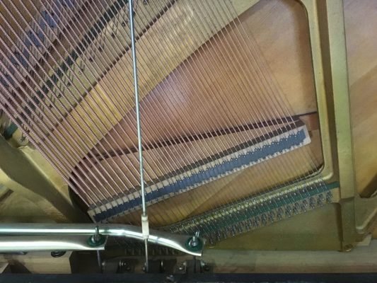 Ponte reta de um piano U1 usado (1980 aprox.)