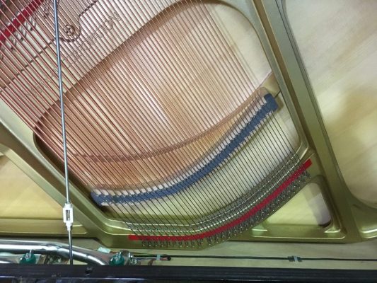 Ponte curva de um piano B3 novo